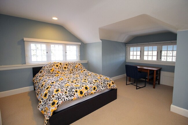 Building Photo - 2343 NE 21st Ave