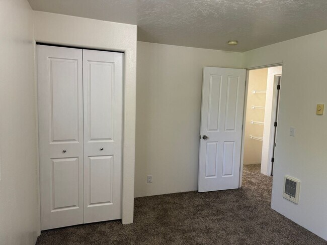 Building Photo - 4 bedroom 1.5 bathroom duplex