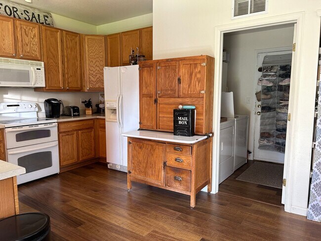 Building Photo - Welcome to your new home!  3 beds, 2.5 bat...