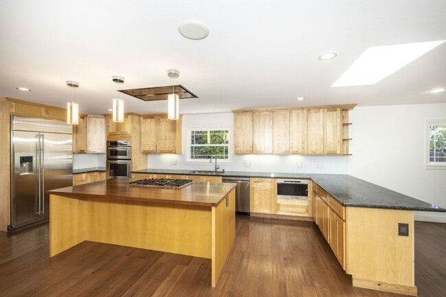 Building Photo - Beautifully Remodeled 4 Bed, 3 Bath Home w...
