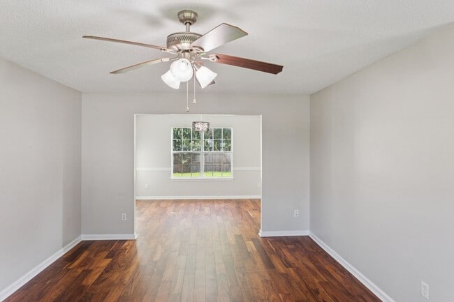 Building Photo - Spacious 5BR House in Fairburn