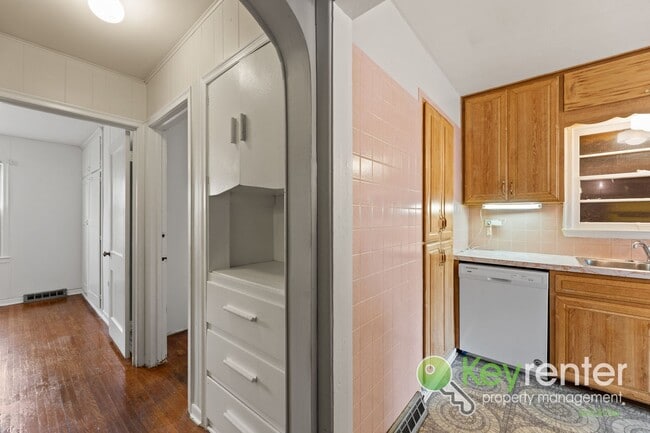 Building Photo - Clean and cute 3 bedroom house near shopping, restaurants, and easy highway access!