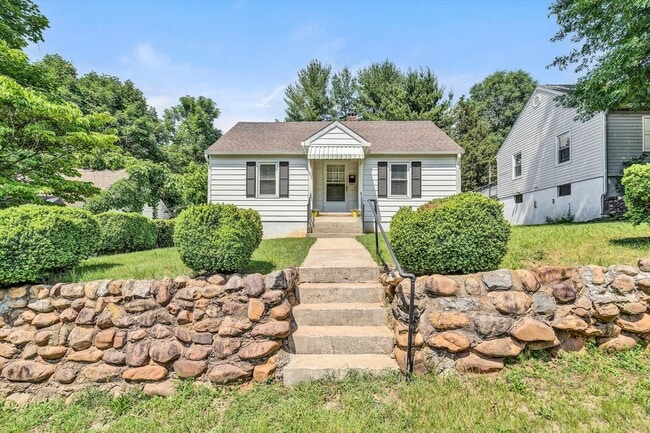Building Photo - Adorable 2 BR home - Convenient to all thi...