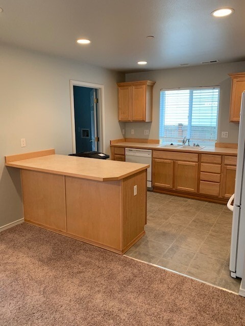 Building Photo - 3 Bedroom + Den and Loaded with Upgrades