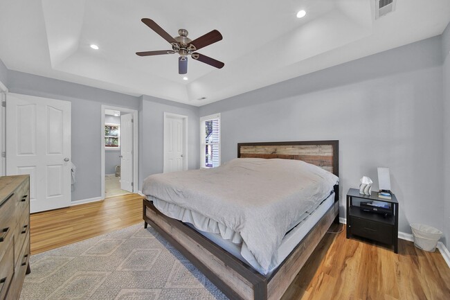 Building Photo - Spacious 4 Bed 2.5 bath Home in Davis Lake...