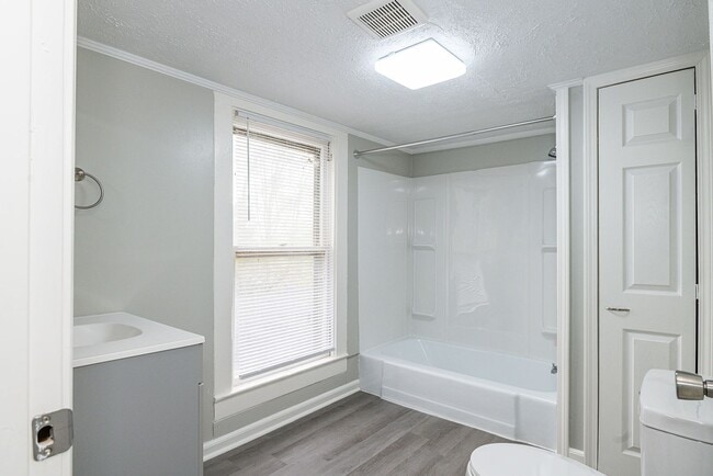 Building Photo - Beautifully renovated 2nd floor, 2 Bdr 1 bath unit in Maryville, TN - Available NOW!