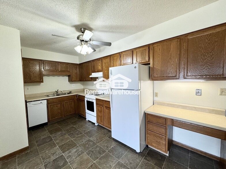 Building Photo - 1115 W 1st St