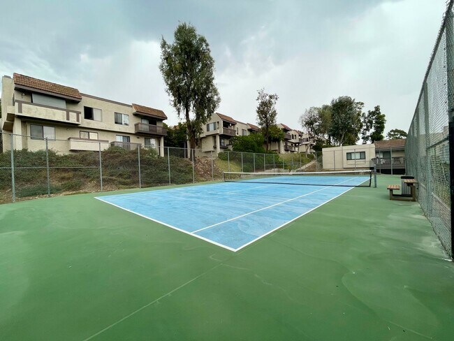 Building Photo - 3 bedroom 2 1/2 bath Townhome with Office ...