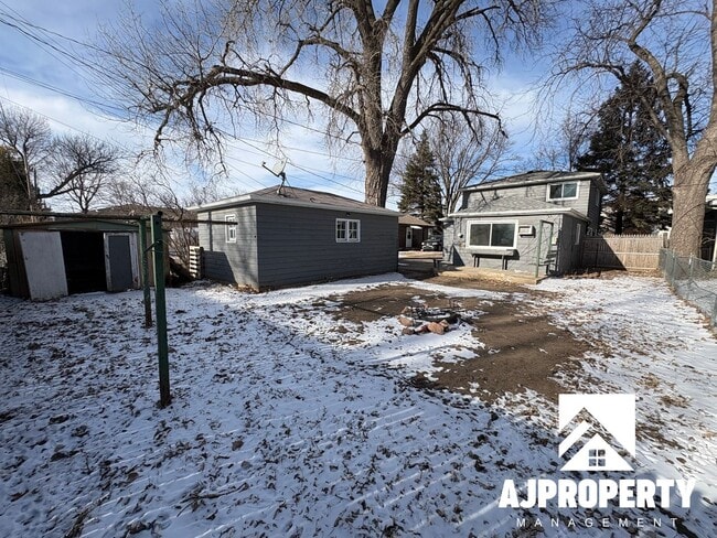 Building Photo - 213 W 39th St