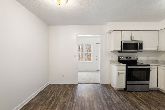 Building Photo - Updated 2-bedroom, 1.5-bath townhome in Winston-Salem