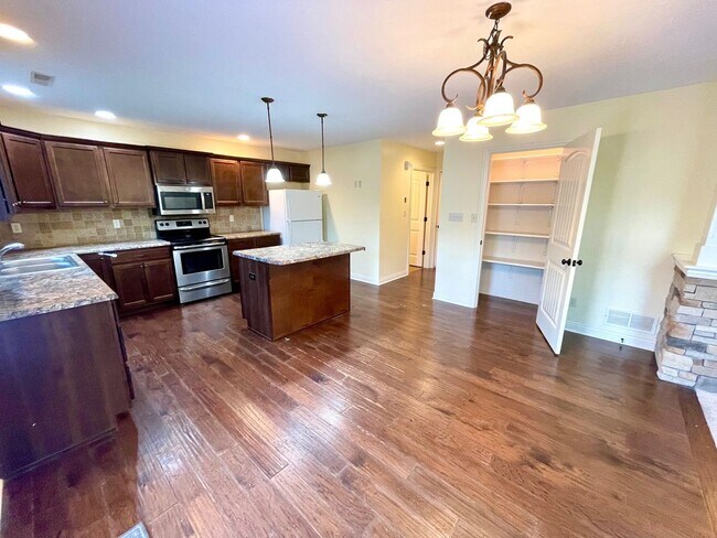 Building Photo - 3 Bedroom Ranch-Style Home in West Columbia
