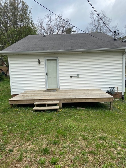 Building Photo - 104 Oak Ave