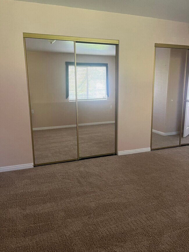 Building Photo - 7898 N Sparrowhawk Cir