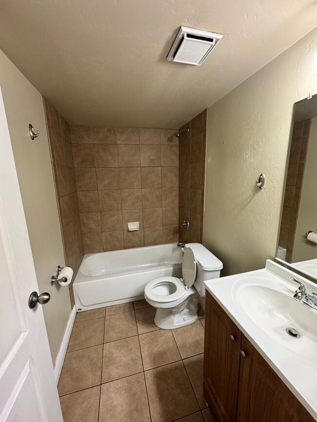 Building Photo - Luxorious Single Story 1 bedroom Condo Near NAU
