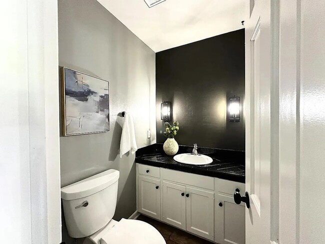 Building Photo - 340 Crescent Ln