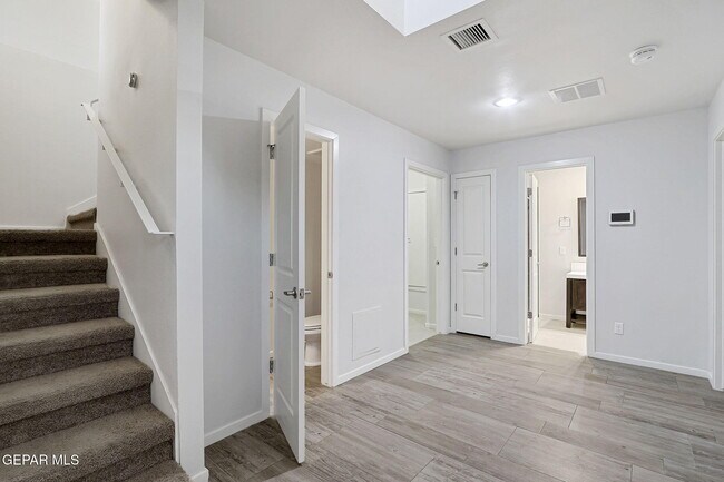 Building Photo - 4016 Camelot Heights Dr