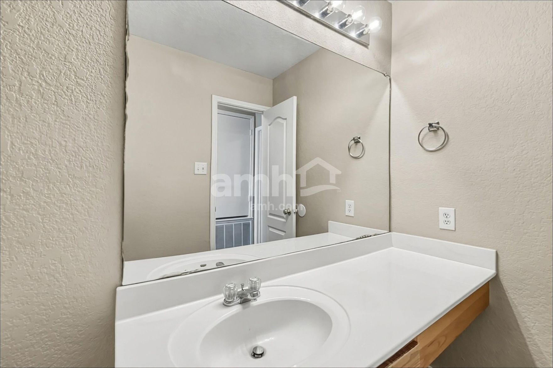 Building Photo - 7522 Drake Cyn