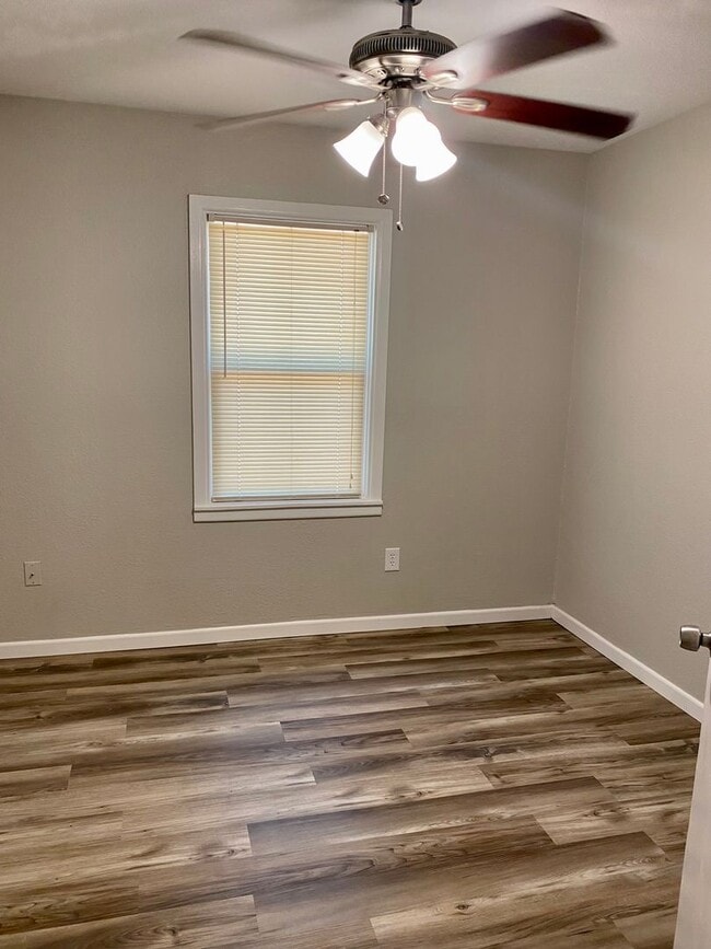 Building Photo - 3/1/1 Ready April 1