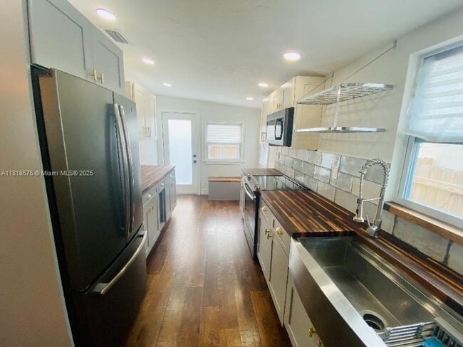Building Photo - 828 SW 43rd Ave