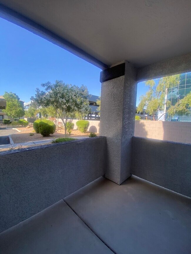 Building Photo - Beautiful unfurnished 2 bedroom in the Sou...