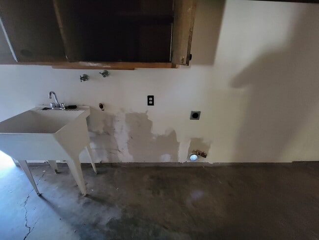 Building Photo - 3 Bedroom House across the street from Mar...