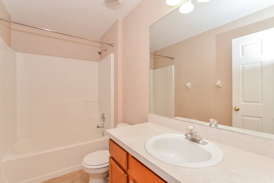 Building Photo - 310 Country Lakes Cir