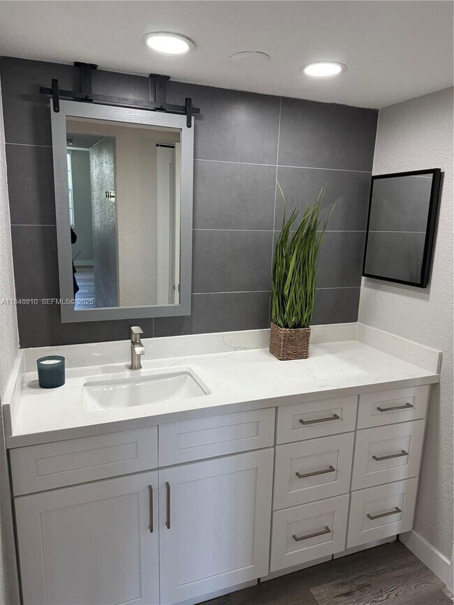 Building Photo - 9450 Poinciana Pl