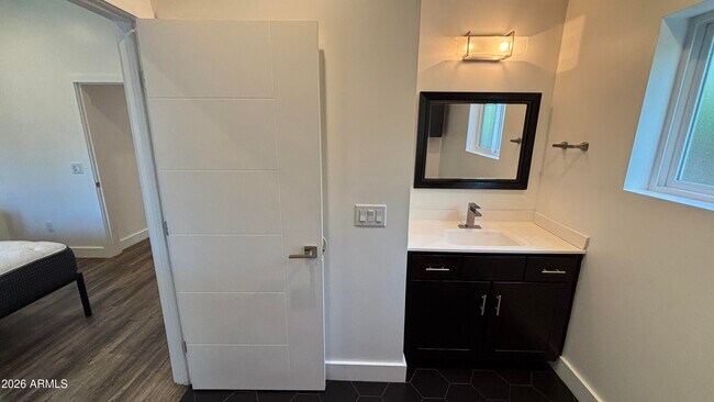 Building Photo - 706 E Whitton Ave