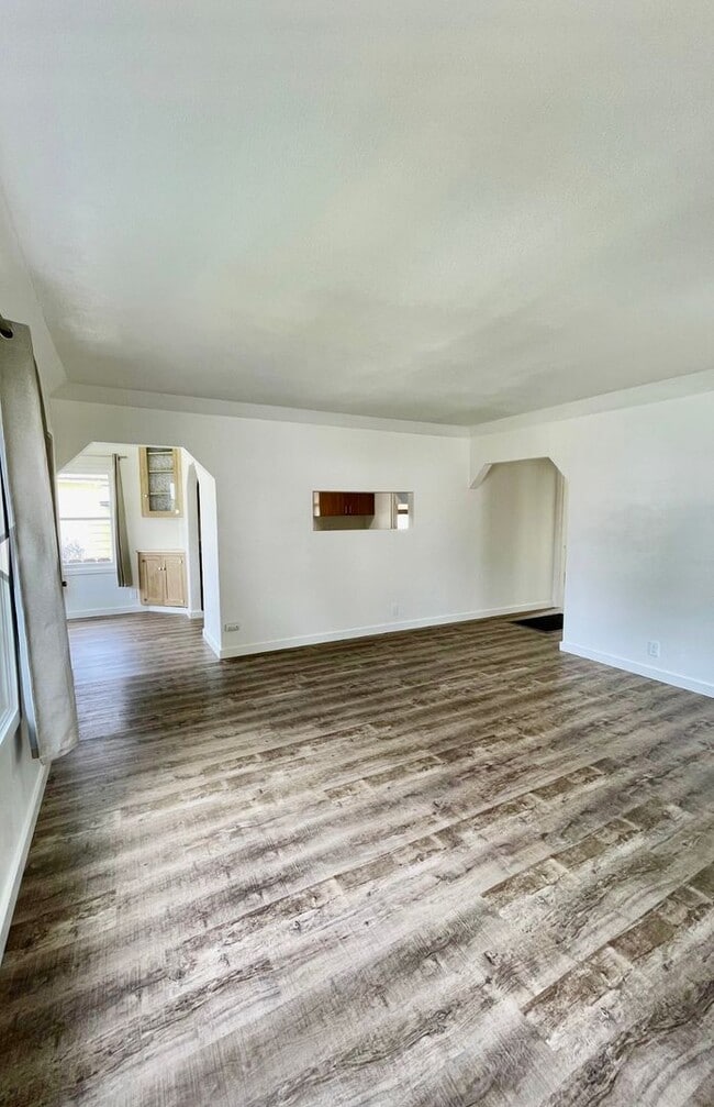 Building Photo - Freshly renovated 2bdrm, 1 bath house with...