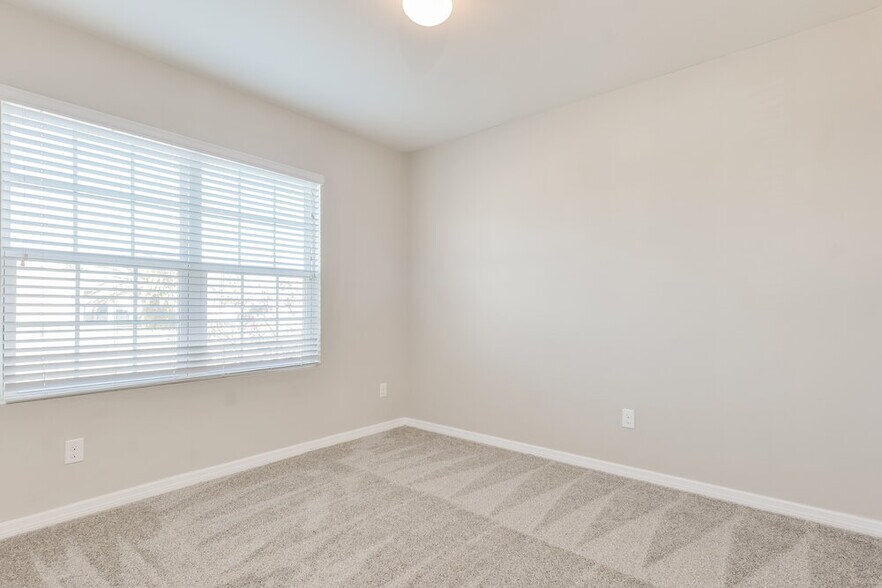 Building Photo - 4413 SW 15th Ave