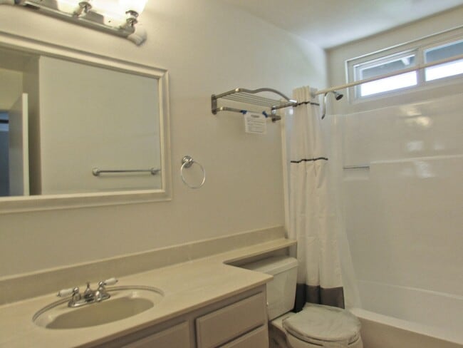 Building Photo - Gorgeous Private  Townhome on Cul-de-Sac--...
