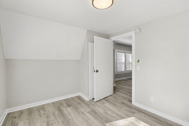 Building Photo - Fully Renovated 1 Bedroom in Historic Sloan Neighborhood $1099