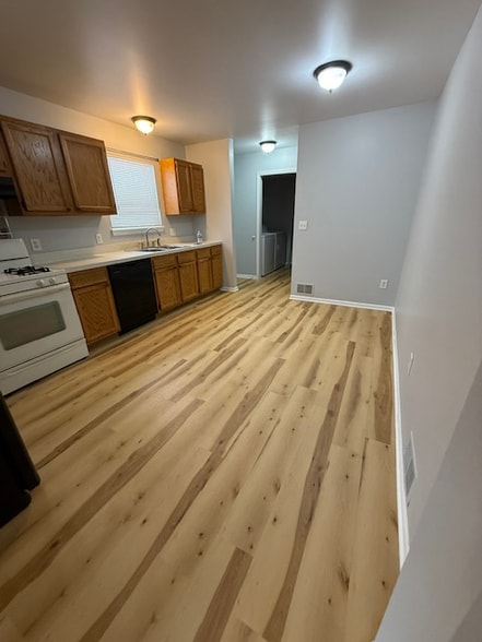 Building Photo - 28913 Annapolis Ave