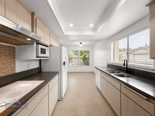 Building Photo - 5820 Caminito Cardelina