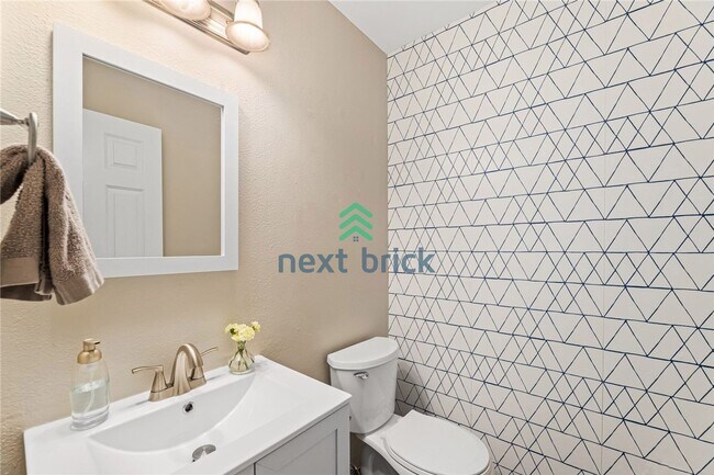 Building Photo - 4 BED & 2.5 SINGLE FAMILY HOUSE FOR RENT