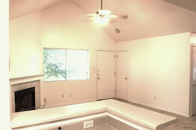 Building Photo - 1008 Disraeli Cir