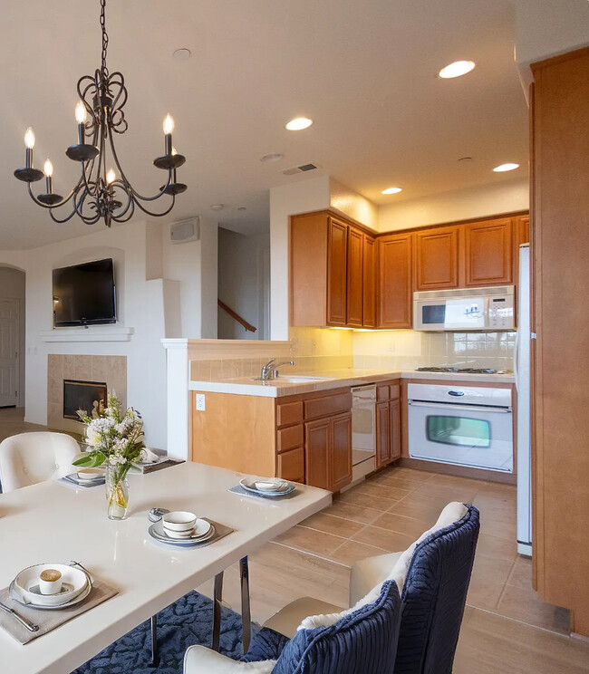 Dining and kitchen - 948 Bolex Way