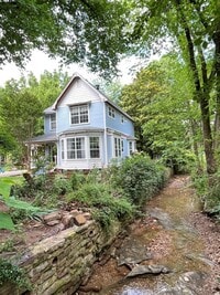 Building Photo - HISTORIC DOWNTOWN  3 bedroom 2.5 bath home