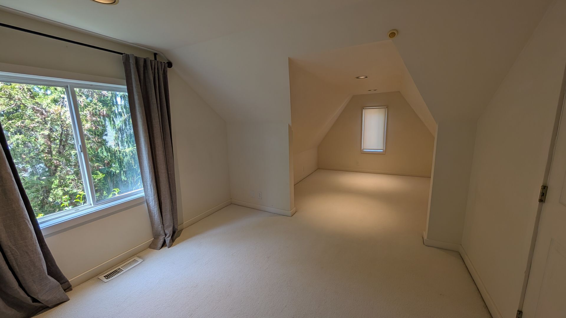 Building Photo - Charming Kirkland Bungalow with Lake Views!