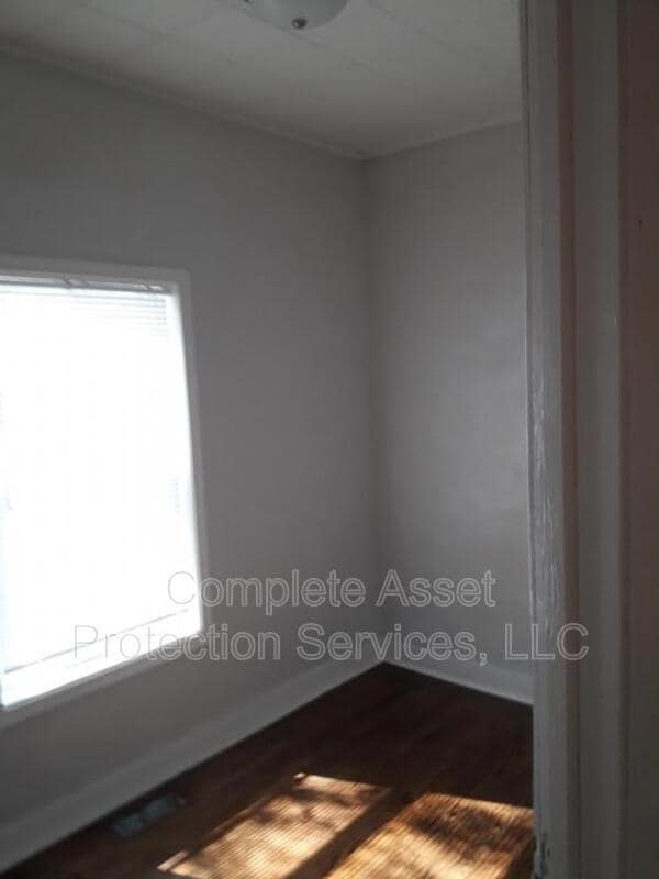 Building Photo - 6812 California Ave