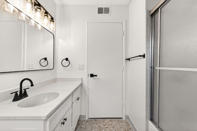 Building Photo - Move-In Ready 2BR Condo | Pool Access & Water Included