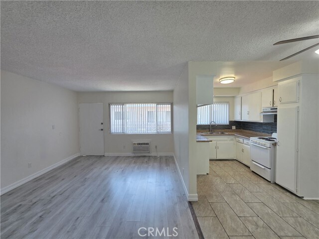 Building Photo - 15436 Vanowen St