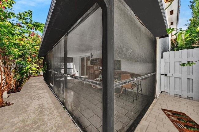 Building Photo - 348 Palm St