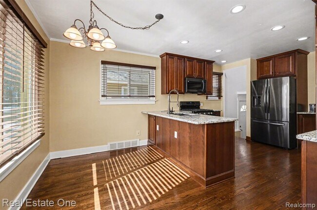 Building Photo - 1105 E Fifth St