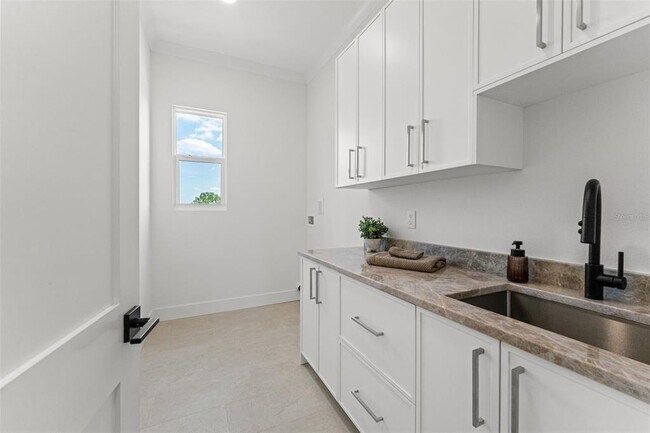 Building Photo - 500 E Davis Blvd