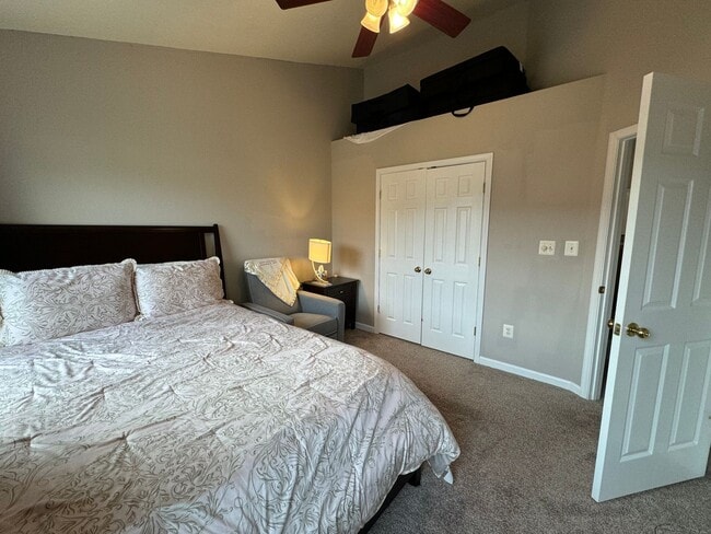 Building Photo - Stunning 3 Bed 3.5 Bath Brick Colonial End-Unit Townhome In Vibrant Kingstowne Community