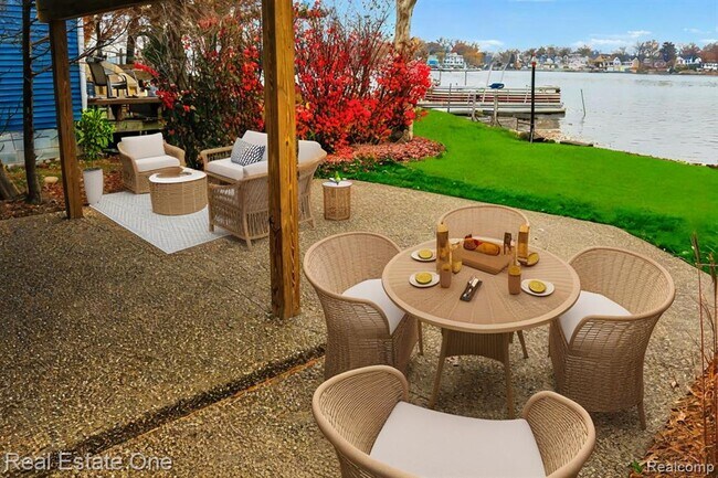 Building Photo - 121 N Shore Dr