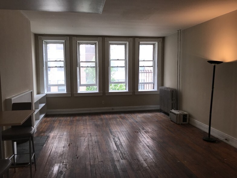 Living room - 5 W Biddle St