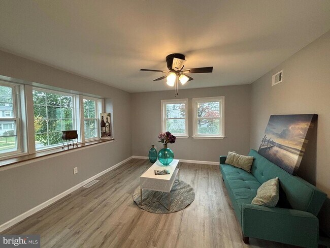 Building Photo - 120 Phillips Ave