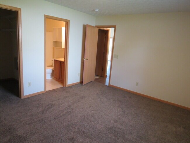 Building Photo - 6132 Kensington Glen Dr